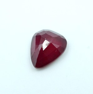 พลอยทับทิมสีแดงธรรมชาติทรงหยดน้ำเจียระไน 2.20 กะรัต (9x7.5x4 มม.) จากราชสถาน สำหรับทำเครื่องประดับ - Product Image 5