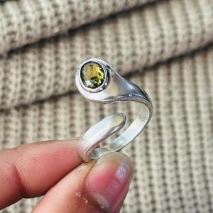Anillo de latón geométrico con peridoto, chapado en plata, para mujer, con piedra preciosa, venta al por mayor - Product Image 2