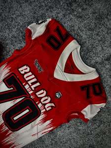 เสื้อเจอร์ซีย์อเมริกันฟุตบอลสีแดงแบบซับลิเมชั่นสำหรับผู้ชาย แขนกุด คอวี แห้งเร็ว ทรงพอดีตัว พร้อมหมายเลขทีมและโลโก้พิมพ์ - Product Image 3