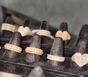 แหวนทองคำแท้รูปหัวใจประดับเพชรทรงบาแก็ตต์แบบ Eternity Band สไตล์ฮิปฮอป ประดับเพชรแบบ Iced Rose สีทองคำขาว สำหรับแหวนแฟชั่นแบบ Bling ที่ได้รับการรับรอง - Product Image 3