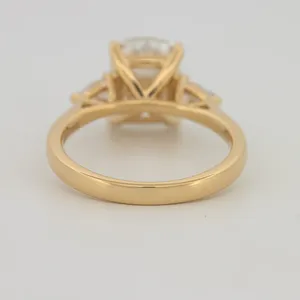 Anillo de Compromiso y Boda de Oro de 18K con Diamante Sintético Cultivado en Laboratorio de 2.50 Quilates, Corte Cojín, Claridad VS1, Color F, Certificado IGI - Product Image 3
