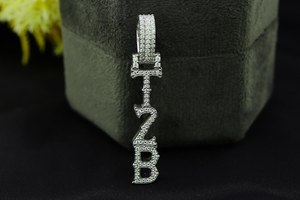 จี้เพชรโมอิสซาไนต์ทรงกลมเจียระไนแบบบริลเลียนท์ ชุบทอง 18K เงินแท้ 925 สำหรับผู้ชาย สไตล์ฮิปฮอปสุดหรู พร้อมสลักชื่อเป็นอักษรย่อ ของขวัญสำหรับแร็ปเปอร์ - Product Image 5