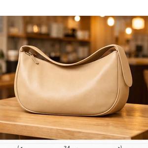Cet article est un sac demi-lune beige Lancaster, également connu sous le nom de modèle Suave Ace. - Product Image 1