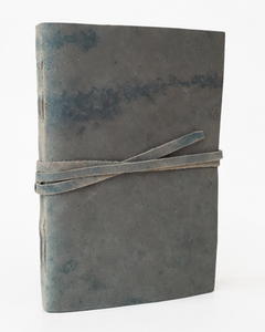 Diario de Viaje Vintage de Cuero Encuadernado a Mano con Borde Irregular y Tira de Color Único para Cuadernos - Product Image 1