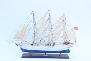 Modèle de voilier à trois mâts en bois fait main - Maquette de bateau à voile à l'échelle pour décoration de bureau, Christian Radich - Product Image 3