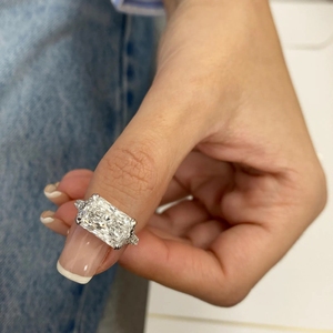 Bague de Fiançailles et de Mariage en Argent Sterling S925 avec Diamant Moissanite VVS Taille Radiant de Luxe pour Femme – Vente en Gros - Product Image 6