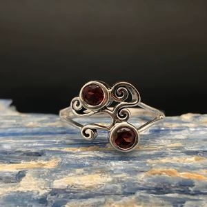 Bague en grenat en argent sterling 925, motif tourbillon, faite à la main, pierre de naissance de janvier, bijou élégant, cadeau - Product Image 1
