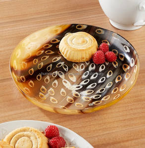 Prix de gros Bol en corne de boeuf avec plume de paon de luxe Finition polonaise haute brillance Meilleure qualité pour les occasions de fête - Product Image 1