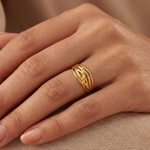 Bague en or Parallel Paths, finition or de luxe, bague multi-bandes tressée pour femmes, bague large moderne, bijoux minimalistes tendance, cadeau - Product Image 2
