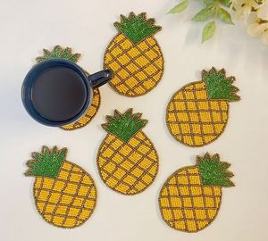 Sous-verre brodé à la main avec perles, accessoire de table unique aux motifs décoratifs pour les pauses thé, les pauses café et les réceptions - Product Image 1
