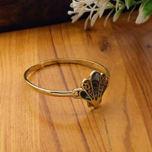 Brazalete de Latón Hecho a Mano con Concha de Abulón, Diseño de Abanico Ajustable, Estilo Bohemio, Joyería Artesanal de Jaipur, India, Venta al Por Mayor - Product Image 4