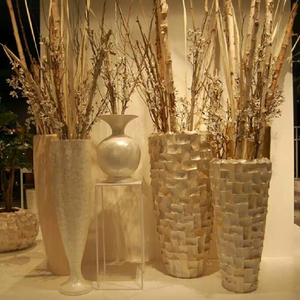 Classic <b>white</b> brass <b>vase</b> with vertical <b>gold</b> ribbing. Elegant premium dining table decor. Available at wholesale prices. - Product Image 2