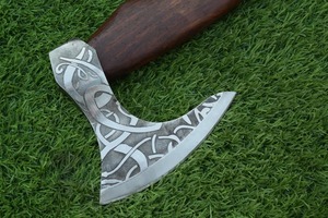Hache Tomahawk de luxe faite à la main avec manche en bois et lame en acier gravée pour la survie et le bricolage - Product Image 6
