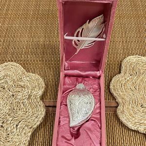 Bâtonnet de Tilak et Chopda en aluminium plaqué argent, faits à la main, en forme de mangue, avec boîte en velours - Cadeau de Thanksgiving sur le thème de l'amour - Product Image 1