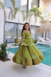 Robe longue Anarkali en soie élégante pour femmes, avec décoration en dentelle, pour mariages et fêtes - Vente en gros - Product Image 4