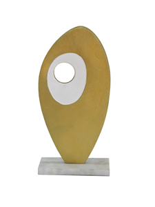 Sculpture abstraite moderne en aluminium doré sur socle en marbre - Statue géométrique œil de style mid-century pour la décoration de maison de luxe ou de bureau - Product Image 3