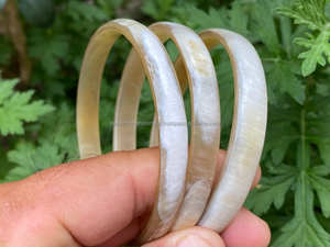 Brazaletes de cuerno de búfalo hechos a mano de moda con estilo blanco y negro para mujeres - Product Image 3