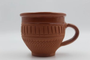 Mug en terre cuite marron artisanal, design rustique en relief, compatible micro-ondes et lave-vaisselle, vaisselle réutilisable pour la maison et l'hôtel - Product Image 3