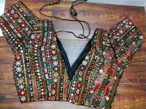 Blusa Negra Sabyasachi de Lujo, Última Colección, Cuello en V Profundo, Preconfeccionada y Bordada, Estilo Étnico Indio, Purvangglobal - Product Image 2