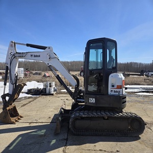 Excavatrice Bobcat E50, équipement compact robuste pour les chantiers de construction, disponible en stock, livraison rapide - Product Image 5
