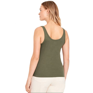 Camiseta sin mangas verde oliva para mujer, corte ajustado, tela suave y elástica de algodón y spandex, ideal para usar en capas en verano o para uso casual. - Product Image 3