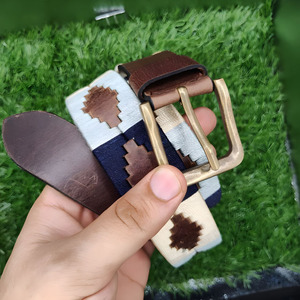เข็มขัดหนังวัวลายคลาสสิกแบบเย็บตะเข็บ โดดเด่นด้วยลวดลายแบบดั้งเดิมและหัวเข็มขัดทองเหลืองกันสนิม เหมาะสำหรับชุดลำลอง - Product Image 5