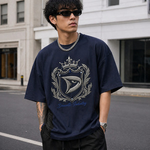 เสื้อยืดสตรีทแวร์ทรงโอเวอร์ไซส์สุดหรู สีกรมท่าเข้ม ผ้าคอตตอนเจอร์ซีย์เนื้อหนา พร้อมลายปักตราสัญลักษณ์ราชวงศ์ - Product Image 6