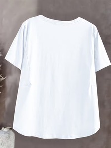 เสื้อยืดแขนสั้นสีขาวสำหรับผู้ชาย ปรับแต่งโลโก้ได้ พร้อมลายพิมพ์ดอกไม้ คอกลม ทรงหลวม สวมใส่สบาย ผลิตจากผ้าฝ้ายเจอร์ซีย์ - Product Image 2