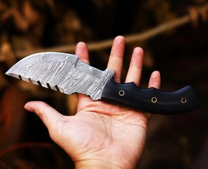 Cuchillo de caza hecho a mano en acero de Damasco con mango de cuerno negro y funda de cuero, OEM/ODM disponible. - Product Image 5
