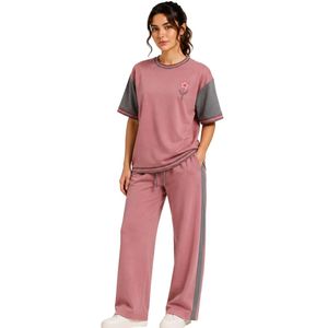 Ensemble décontracté deux pièces pour femme, rose poudré et gris, avec t-shirt à manches courtes et pantalon large, personnalisé avec empiècements contrastants - Product Image 1
