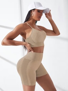 Ensemble de sport d'été sans couture pour femme, débardeur fitness à fines bretelles en Y et short sculptant et liftant les fessiers - Product Image 3