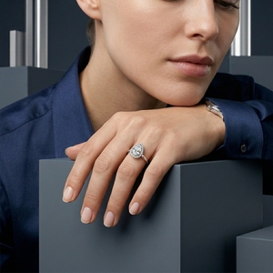 Bague de fiançailles pour femme en platine avec diamant taille poire, style élégant et luxueux, halo classique, certifiée IGI - Product Image 5