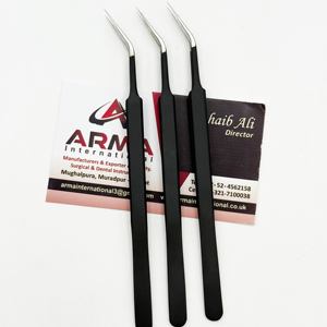 Pinzas para Extensión de Pestañas Ecológicas con Punta Larga Aislante de 45 Grados, Recubrimiento en Polvo Negro, Sostenibles, con Etiqueta Privada - Product Image 1