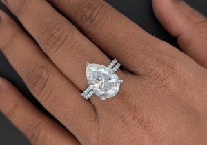 Anillo de Compromiso y Boda de Lujo con Diamante Cultivado en Laboratorio de 5 Quilates con Corte Pera, Certificado IGI, Banda Pavé de Oro Blanco de 14K para Mujer, Ideal para Fiestas y Regalos - Product Image 2