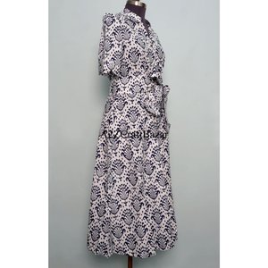 Robe midi en coton imprimée numériquement à motifs floraux faite à la main, col en V, manches courtes, silhouette trapèze, pour le bureau, la plage ou les occasions décontractées - Product Image 5