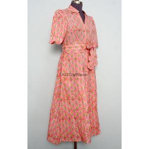 Robe midi en coton tricoté à imprimé floral pour femme, style moderne et élégant, col en V, manches courtes, poches, décoration boutonnée - Product Image 1