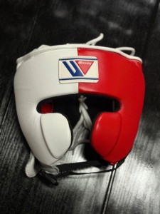 Casque de boxe professionnel en cuir véritable léger, écologique, durable et réglable pour l'entraînement – Équipement de protection - Product Image 1