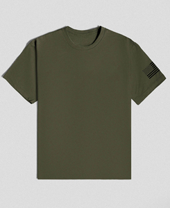 เสื้อยืดคอกลมแขนสั้นสีเขียวมะกอกสำหรับผู้ชาย พิมพ์ลายธงชาติอเมริกาที่แขนซ้าย ผ้าเจอร์ซีย์คอตตอน 100% ทรงปกติ - Product Image 1