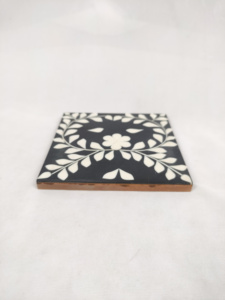 Ensemble de sous-verres carrés en résine écologique résistants à la chaleur, élégants et modernes, idéal pour les cadeaux de pendaison de crémaillère et accessoires de cuisine. - Product Image 2