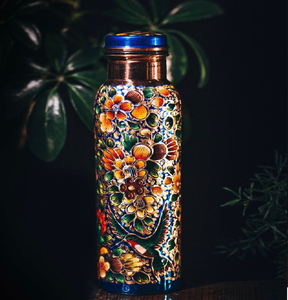 Motif floral et d'oiseaux exquis peint à la main sur une bouteille en cuivre bleu foncé. Disponible aux prix de gros. - Product Image 1