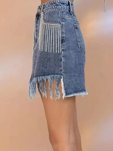 Minifalda vaquera de cintura alta para mujer, con dobladillo asimétrico, bolsillos con cuentas, efecto desgastado y borde deshilachado, estilo casual de verano - Product Image 2