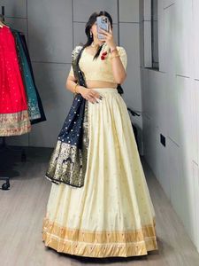 Lehenga Choli de Seda Paithani Crema con Dupatta Azul, Largo hasta el Suelo, Traje Tradicional Indio para Boda, Conjunto de Corte Regular para Mujer con Tejido Zari - Product Image 1