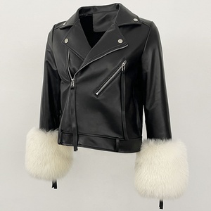Blouson moto en cuir noir pour femme avec poignets en fausse fourrure, col montant, fermeture éclair, style hiver à manches courtes - Product Image 4