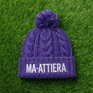 Bonnet en tricot torsadé violet personnalisé, chaud pour l'hiver, avec revers et pompon, et logo brodé - Product Image 6