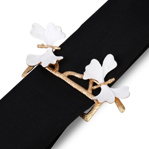 Porte-serviettes en métal décoratif avec détails en émail blanc, feuille blanche et branche dorée - Product Image 4
