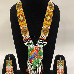 Collier de broderie de perles de verre de qualité supérieure Bijoux artisanaux de luxe pour des occasions glamour et festives - Product Image 3