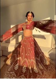 Conjunto Tradicional Indio de Lehenga Choli de Seda Krishma con Bordado de Hilos y Lentejuelas y Dupatta a Juego para Festivales - Product Image 3