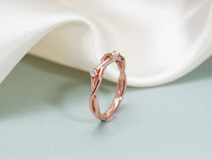 Anillo de Oro Rosa de 14K con Hoja Infinita y Diamante Cultivado en Laboratorio - Product Image 2