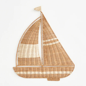 Décoration murale unique en rotin tressé en forme de voilier, art mural nautique, décoration murale côtière, décoration de bateau à voile en osier, accent décoratif pour la maison - Product Image 1