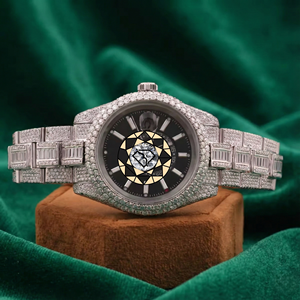 Reloj de Lujo con Moissanita y Cuarzo, Visualización de Fecha, Bisel Redondo de Acero Inoxidable, Esfera de 46 mm, Números Romanos, Ecológico, para Hombre - Product Image 1